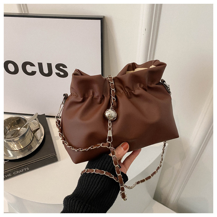 Elegant bow-adorned women's bag, 2025 new style, ins-inspired chain underarm bag, versatile pleated elegant shoulder bag, cross-border e-commerce.