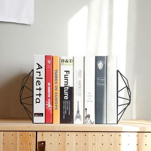 Студенты мужского и женского пола используют книжные полки