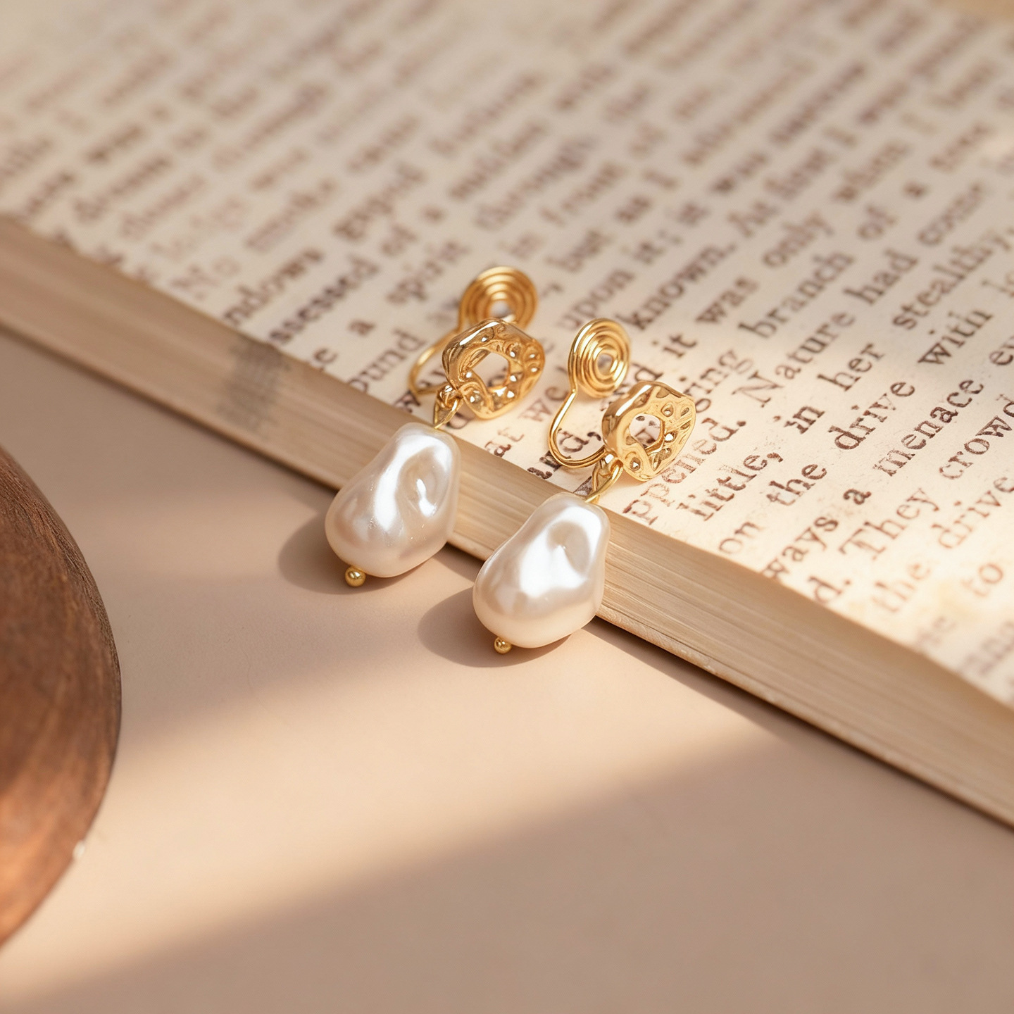 French-style elegant geometric clip-on earrings without pierced ears, trendy irregular faux pearl earrings, niche retro stud earrings.