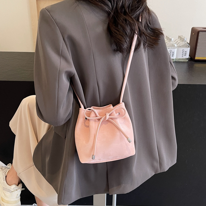 This year's new portable bucket bag women's 2024 summer fashion shoulder bag niche popular simple all-match messenger bag