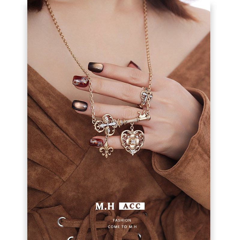 Light Luxury New Original Design Iris Flower Heart Key Necklace for Women, Fashionable, Simple, Versatile, High-End Sweater Chain