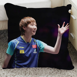 Wang Manyu Holding Pillow to Make Sun Ying Shalin Gaoyuan diy Sofa Pillow Birthday Gift for Best Friends
