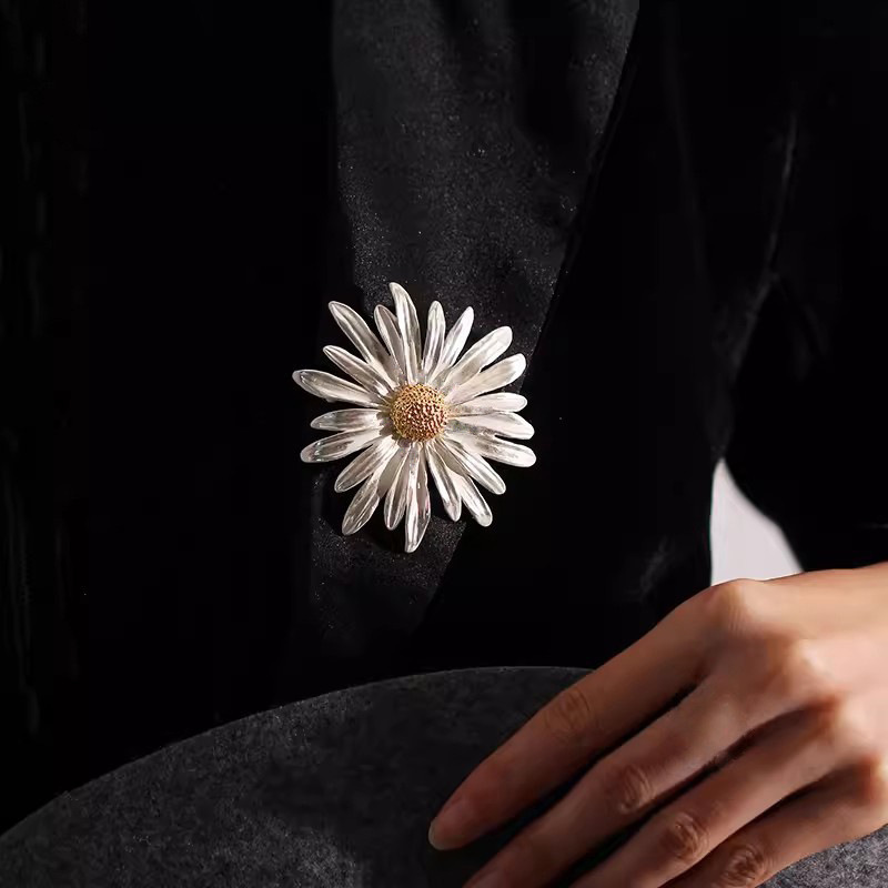 Daisy Brooch Women's High-End Niche High-End Anti-Exposure Brooch Atmospheric Corsage New Suit Accessories