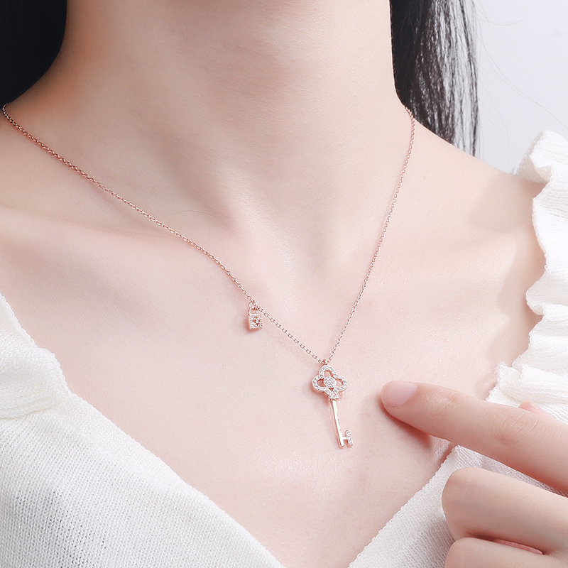 Key necklace accessories sweater chain long Joker autumn and winter South Korea women's short clavicle chain pendant jewelry wholesale