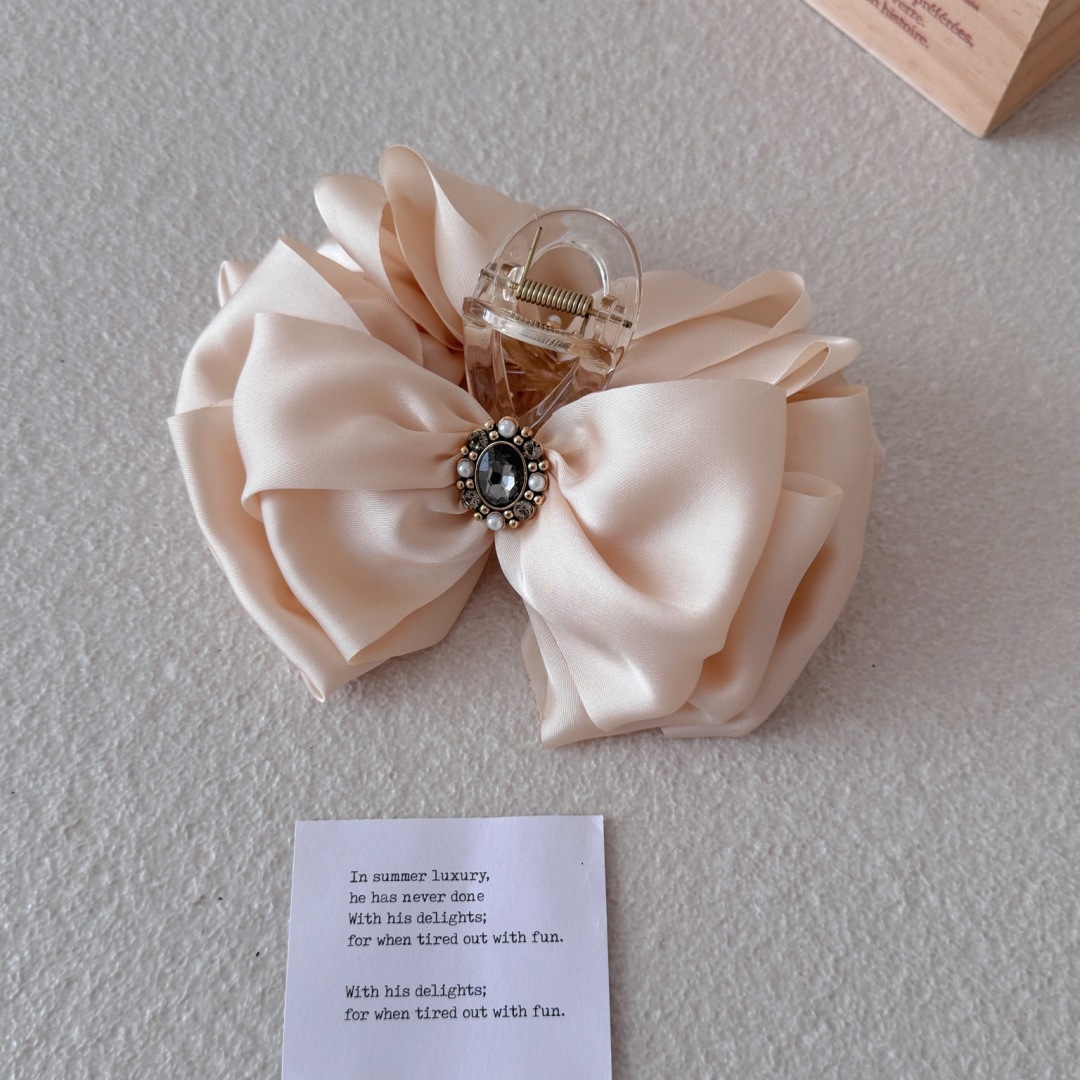 High-End Oversized Satin Cloud Bubble Claw Clip for Women, Korean Style Large Shark Clip That Makes the Face Look Smaller, Hair Accessory