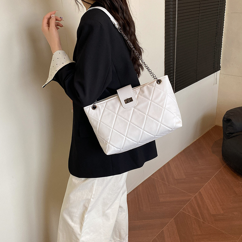 Large capacity quilted chain bag for women, 2025 new style, versatile shoulder bag, underarm bag, niche fashion casual commuter bag.