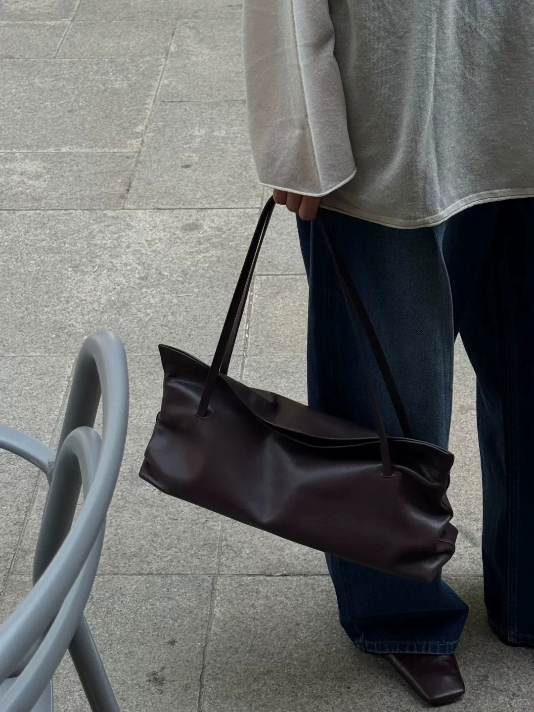 Popular online style, 2026 new minimalist large capacity niche versatile underarm baguette bag, high-end commuter bag.
