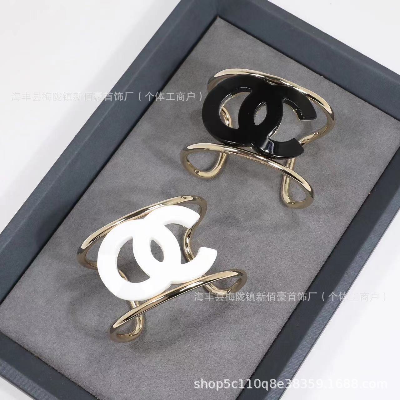 Xiaoxiangjia Versatile Wide-Brimmed Transparent Acrylic Bracelet for Women, High-End Fashion, Accessible Luxury Niche Style, Retro Xiangjia Ring