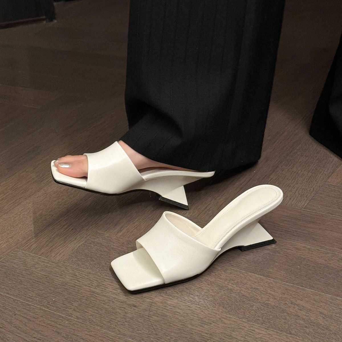 European-style fashionable square-toe slippers, new style, casual and elegant high-heeled sandals for everyday wear and commuting.