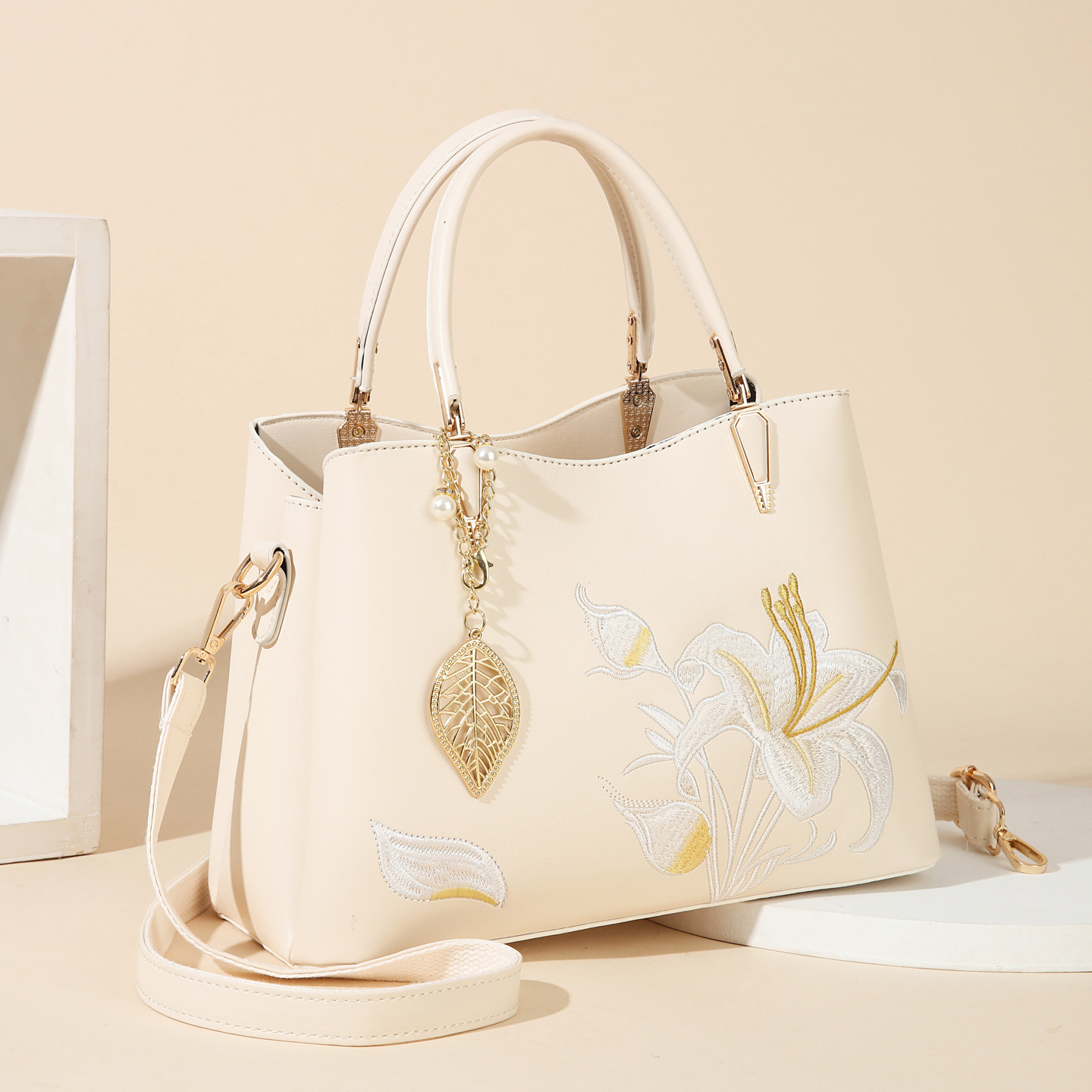 Women's handbags with traditional Chinese embroidery, new style, versatile, handbags, mother bags, wedding bags, crossbody bags, trendy cross-border bags.