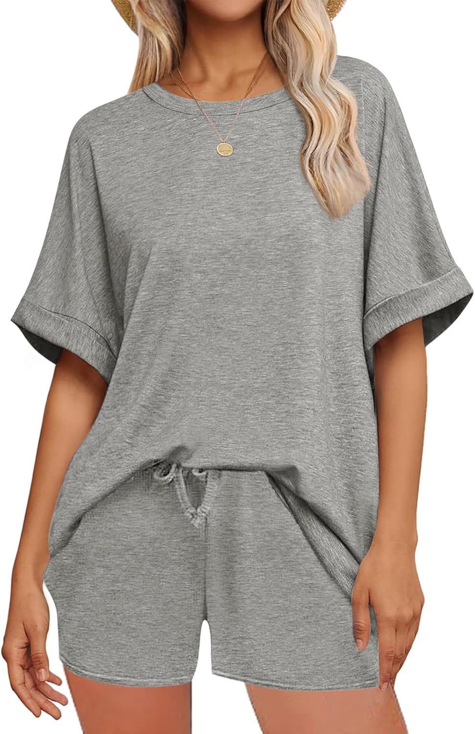 Yozgi katta oʻlchamli T-shirt va shortli choʻmliq