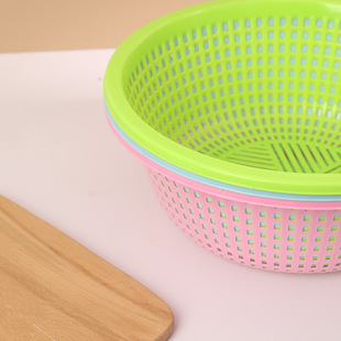 Factory wholesale 34cm kitchen draining round storage basket plastic basket vegetable washing basket fruit and vegetable sieve hollow draining basket
