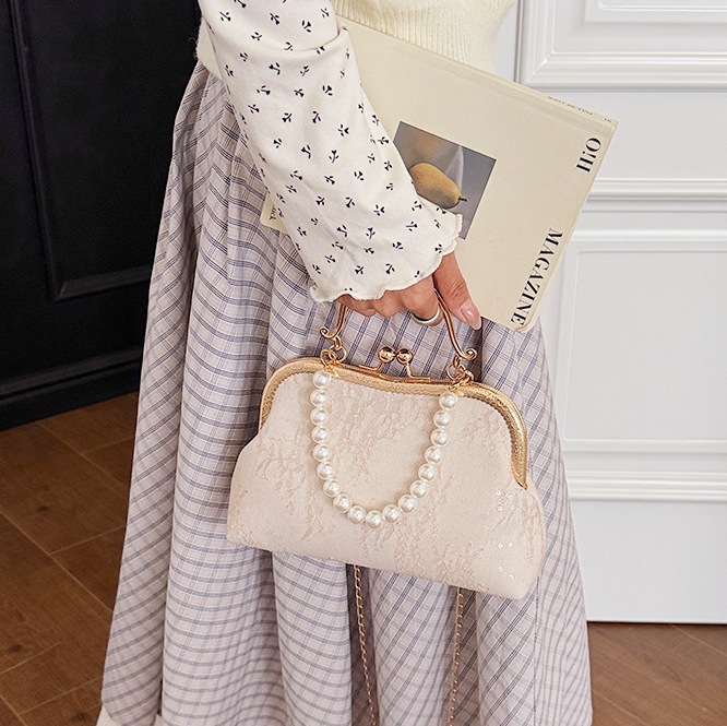 Retro-style fresh and elegant lace sequined handbag, exquisite small bag with Chinese style, high-end gift pearl handbag for women.