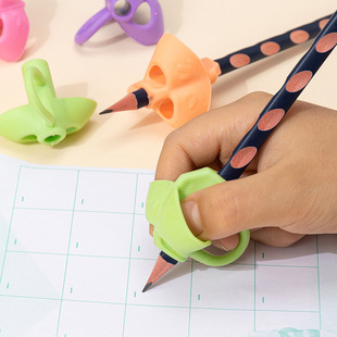 Children's three-finger pen holder kindergarten writing correction pen holder Primary School corrector stationery wholesale