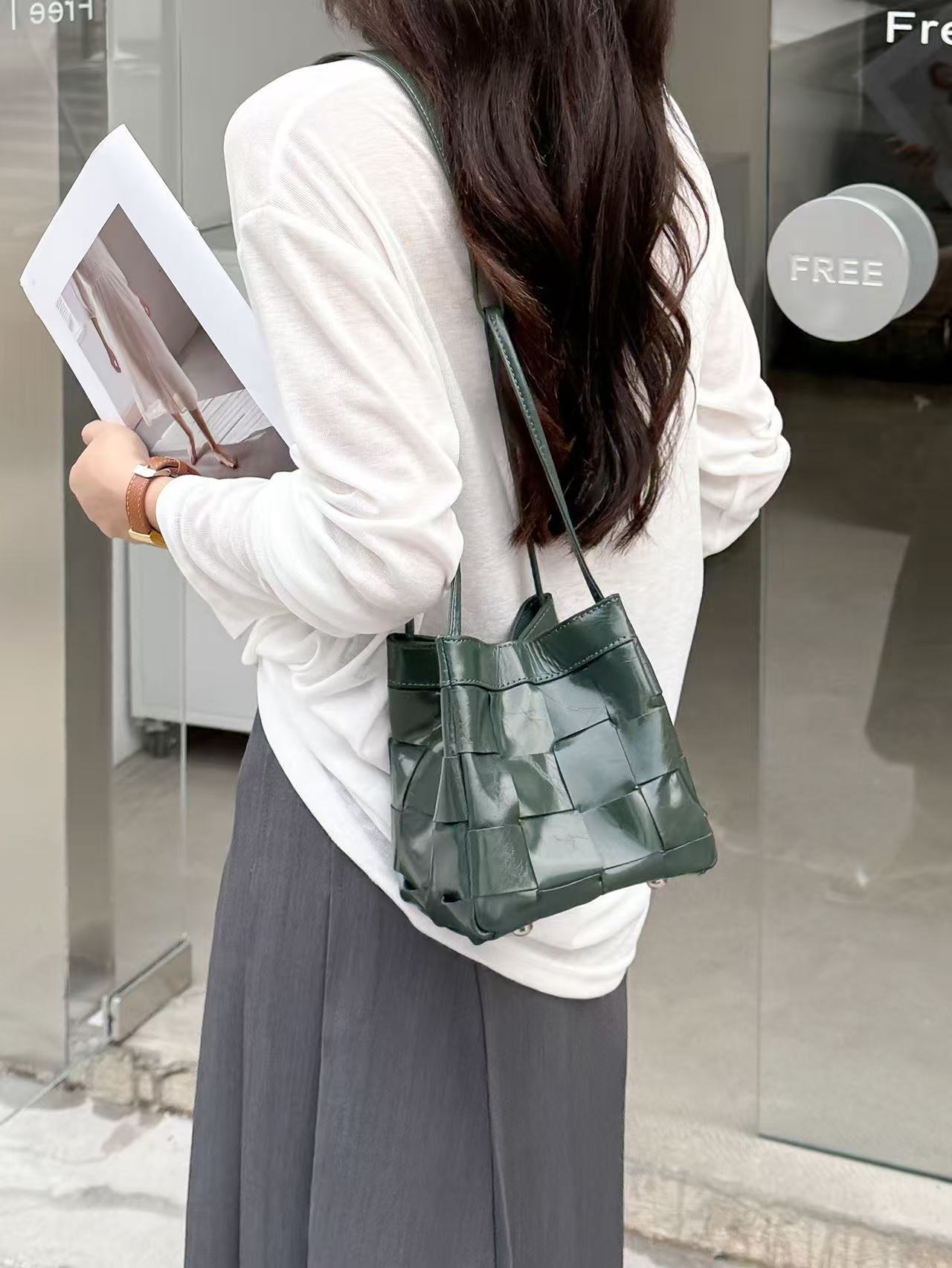 Top-grain crackled cowhide woven bag, versatile wing bag, handbag, shoulder bag, crossbody bag, niche design, underarm bag for women.