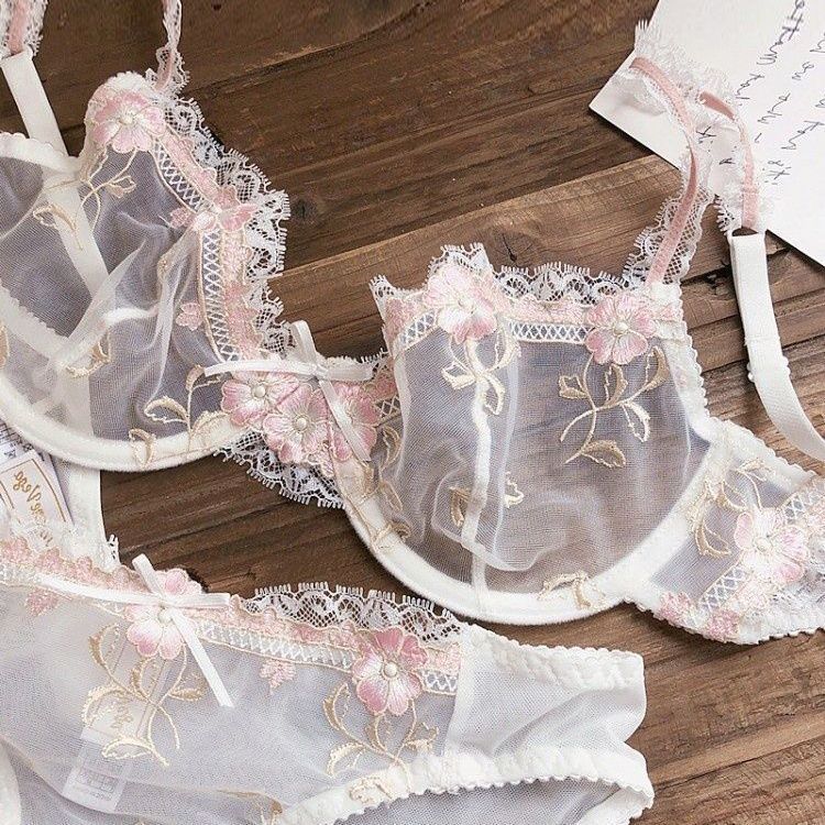 New French-style sexy embroidered bra set for small busts, made of mesh lace, ultra-thin, and with a lift effect, making large busts appear smaller.
