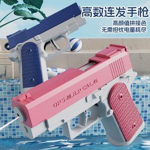 Детский водяной пистолет Glock летом на открытом воздухе