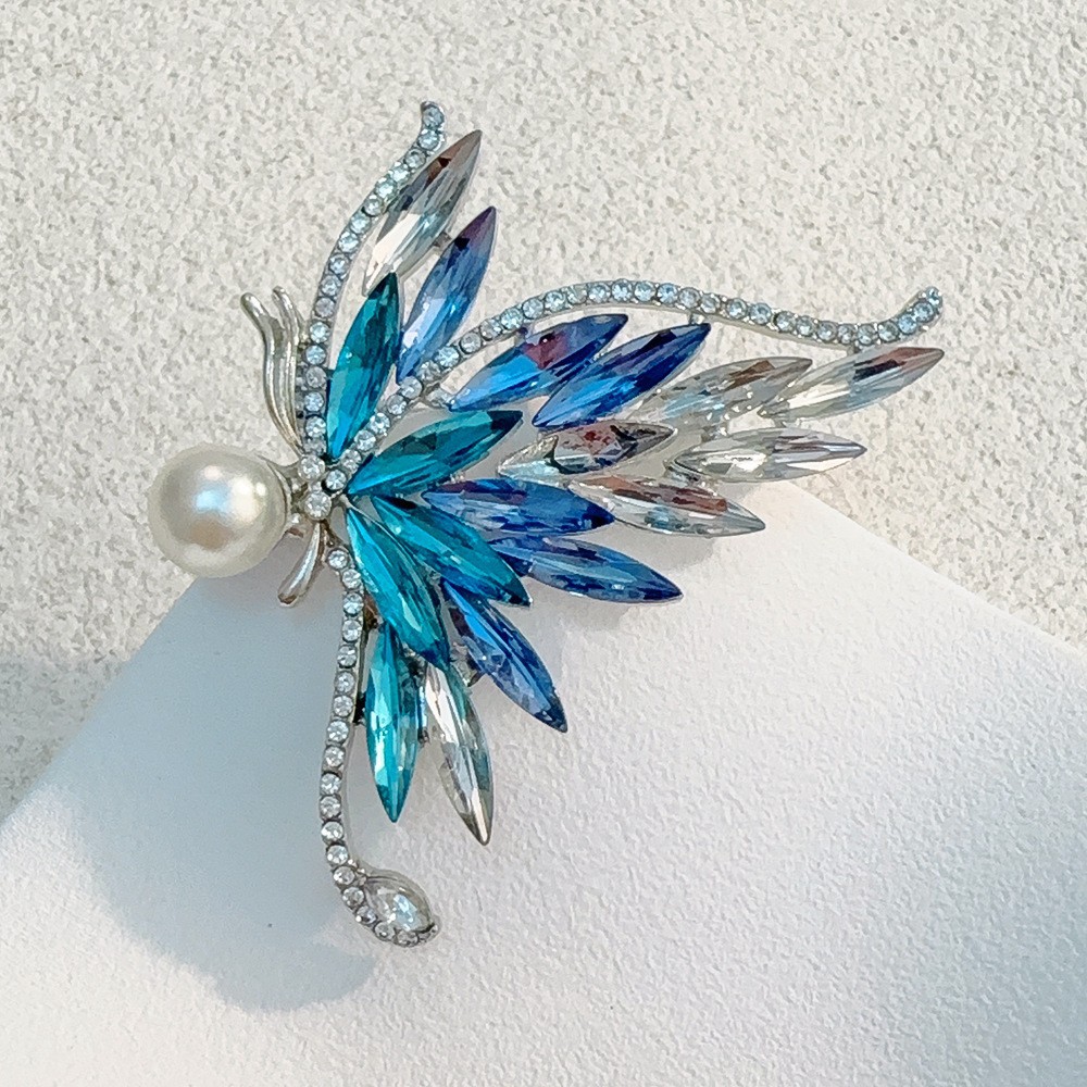 High-End Pearl Brooches, Fashionable Clothing Accessories for Women, European and American Style Corsages, Rhinestone Personality Scarf Clips, Butterfly Pins
