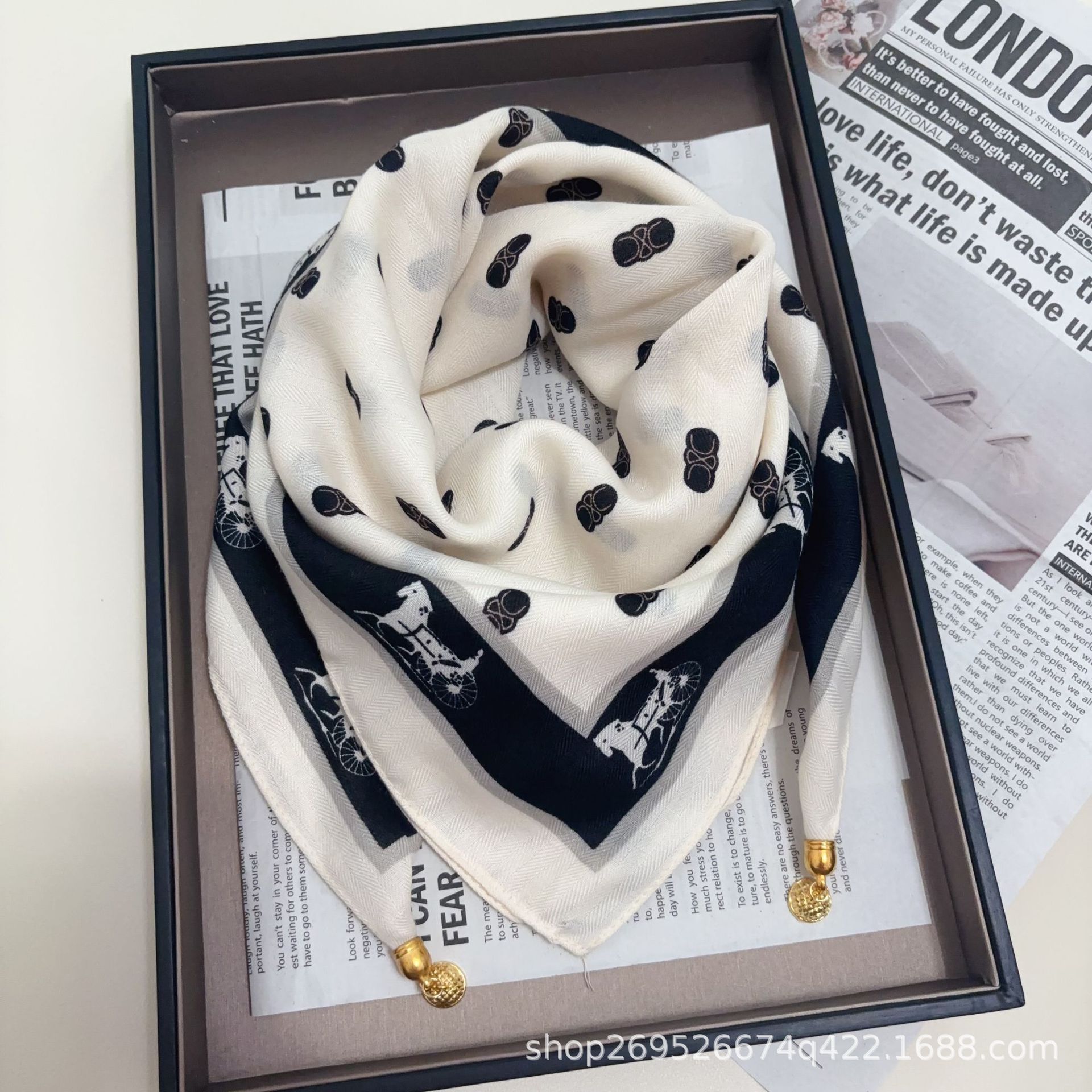 2026 New Cotton and Linen Magnetic Buckle Scarf with Printed Design, High-End Versatile Square Scarf, Red Triangle Scarf, Neck Protection, Windproof Neck Scarf