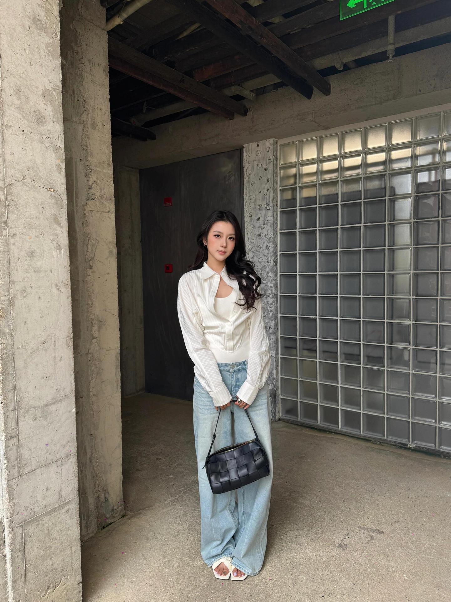 Casual Style White Elegant Fake Two-Piece Shirt for Women, Spring and Summer Waist-Cinching Slimming Jumpsuit with a Stylish Design and Turn-Down Collar Top