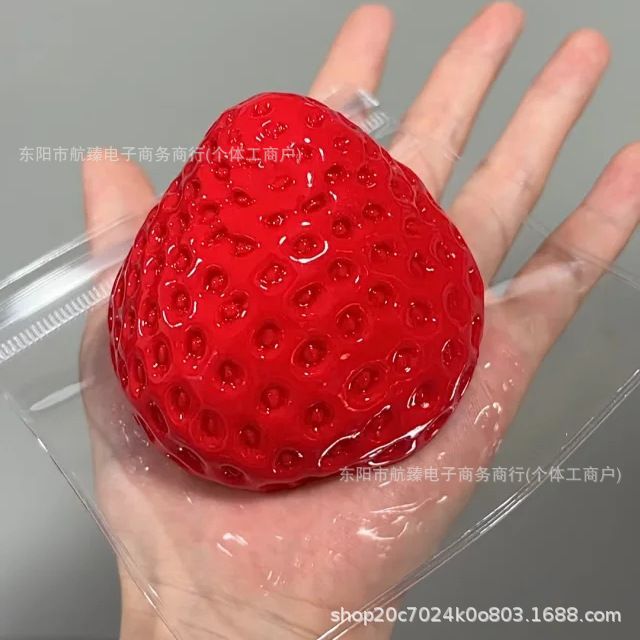 Xiaohongshu의 인기 있는 단단한 큰 눈 덮인 딸기 핀치 장난감, 부드럽고 부드러운 모조 실리콘 느낌, 감압 및 배출 장난감 도매