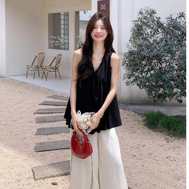 Black sleeveless camisole shirt for women, 2025 summer new style, French niche design, slimming and loose top.