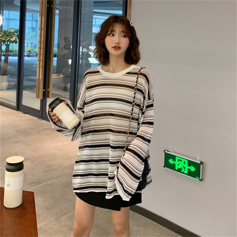 아이스 실크 자외선 차단제 스웨터 여성용 여름 얇은 게으른 스타일 디자인 센스 스트라이프 겉옷 에어컨 스웨터 블라우스 탑 트렌디