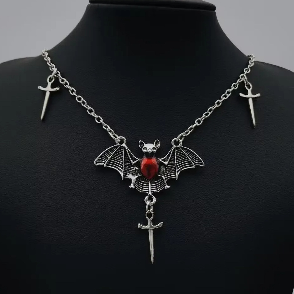 Cross-border Halloween vintage gothic love bat jewelry necklace European and American fashion hot pendant necklace