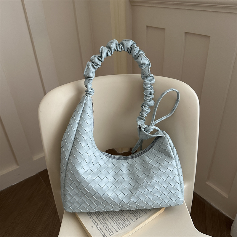 Niche design hand-woven bag, large capacity shoulder bag, tote bag, handbag, sophisticated and luxurious underarm bag.