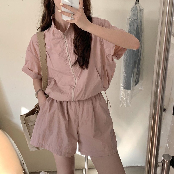 2025 여름 자외선 차단 달콤한 우유 세트 작은 사람들을 위한 나이를 줄여주는 반팔 재킷 반바지 스포츠 및 레저 투피스 세트
