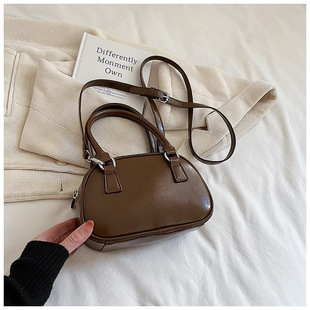 Red textured bag for women 2023 new autumn and winter Maillard commuter bag this year popular portable shoulder messenger bag