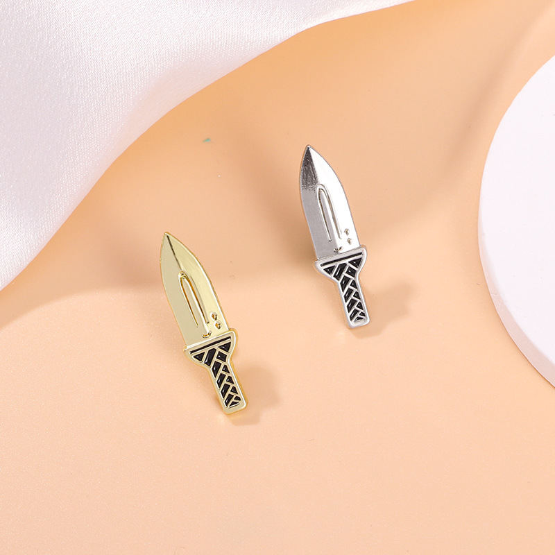 Cross-border new knife brooch foreign trade personality dagger badge sword shape metal paint bag accessories wholesale