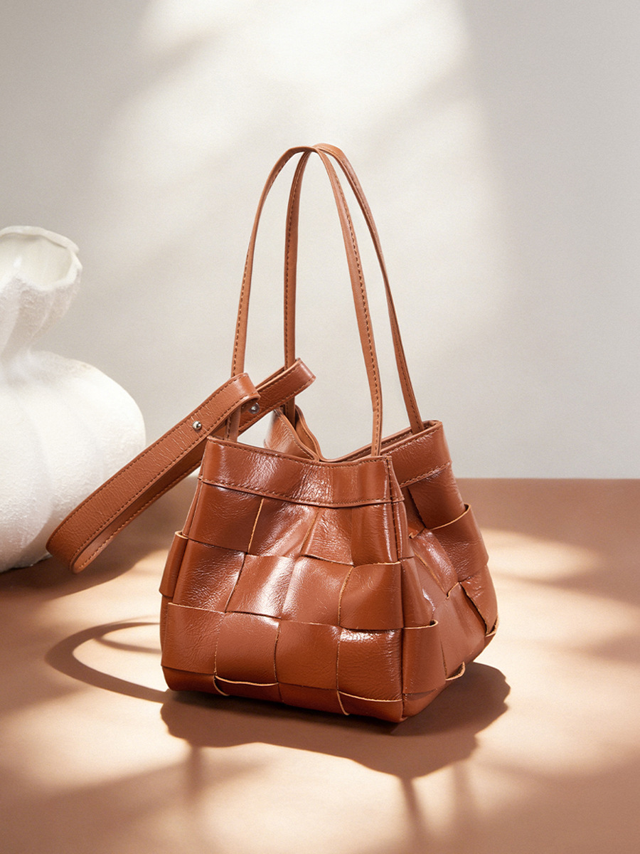 Handmade woven bag, large capacity genuine leather bucket bag, crossbody bag, shopping basket, new style, women's high-end shoulder bag/handbag