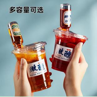 Чистая красная бутылка вина с одноразовым молочным чаем и чашкой кофе на вынос