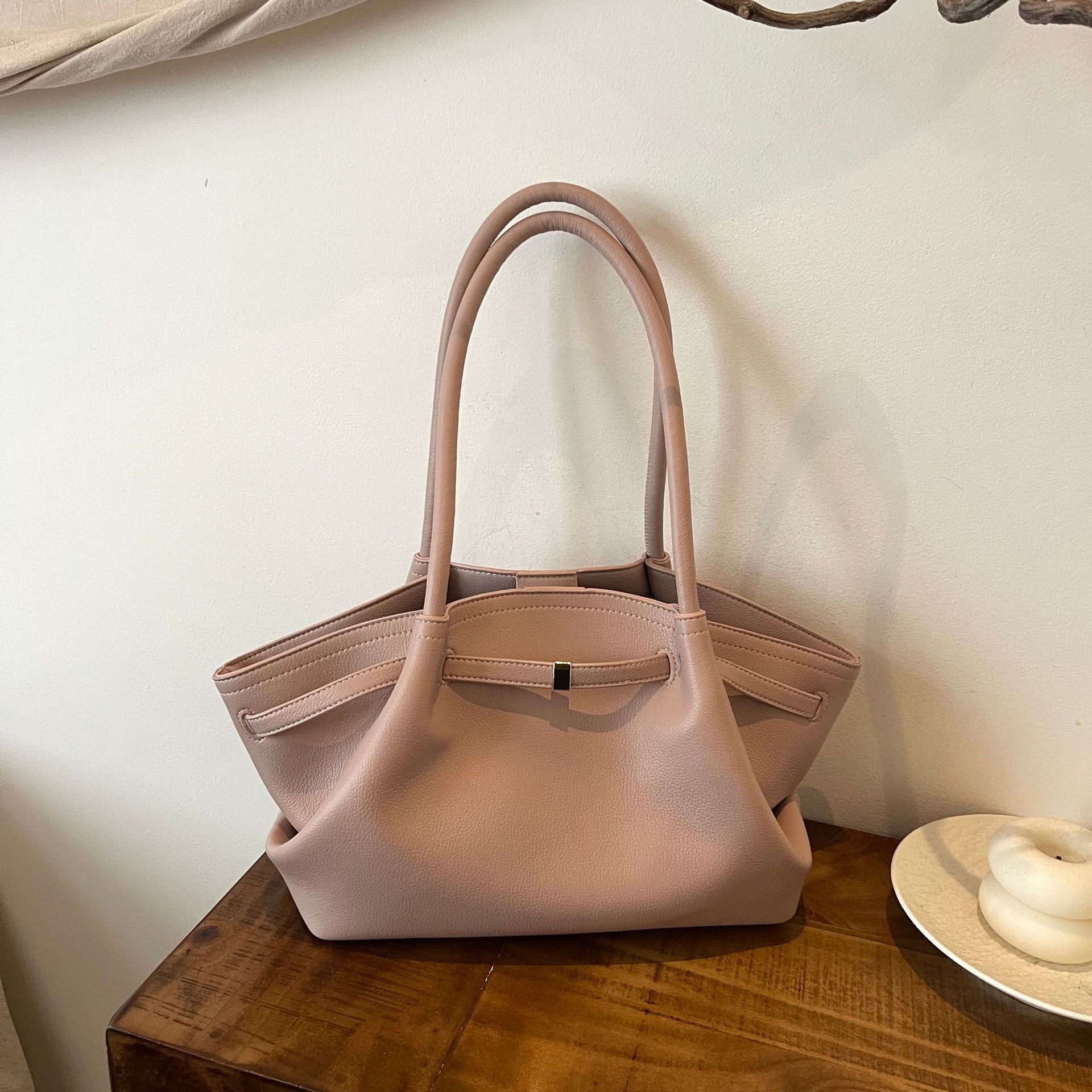 De.mellier Wing Bag, a cross-border fashion tote bag with large capacity for commuting, a trendy and high-end underarm shoulder bag for 2025.