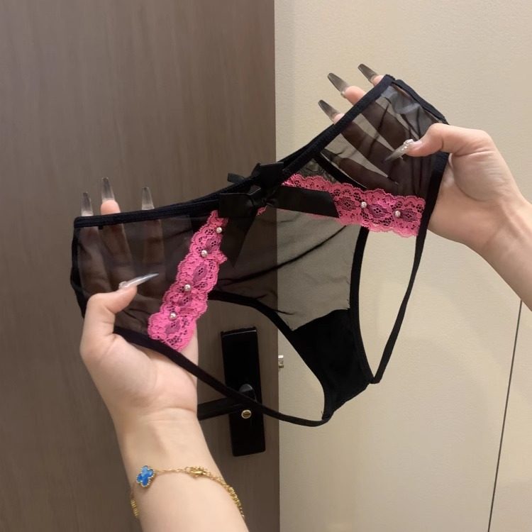 French-style lace panties for women, thin summer style, low-waisted, hollowed-out, sexy and alluring, pure and seductive hollowed-out triangle panties.