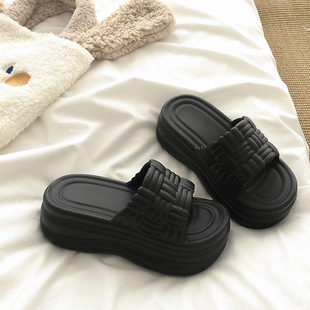 Thick-soled slippers for women's summer wear on the outside to step on excrement to increase the feeling of a word trawl popular fashion high-heeled beach sandals