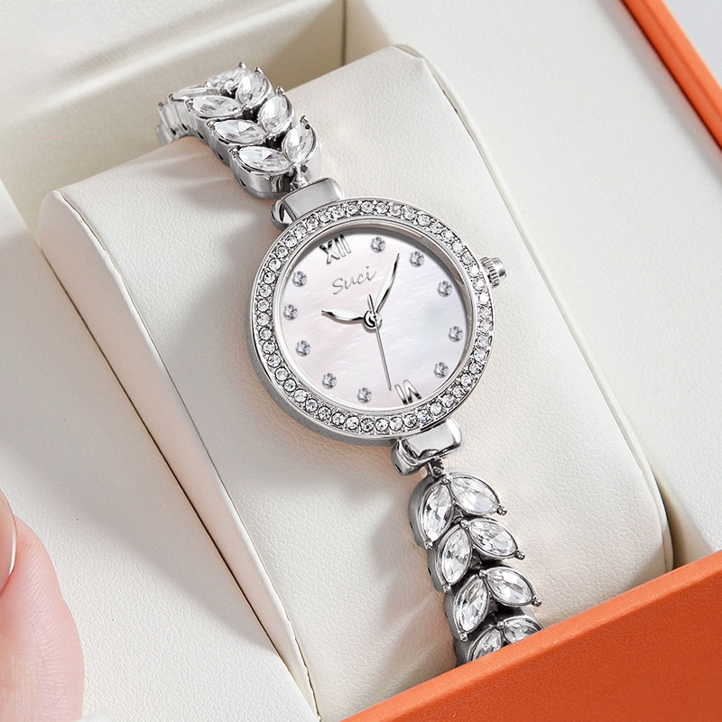 New mermaid tail chain watch for women, fashionable, niche, light luxury women's watch, popular on TikTok, dropshipping available.