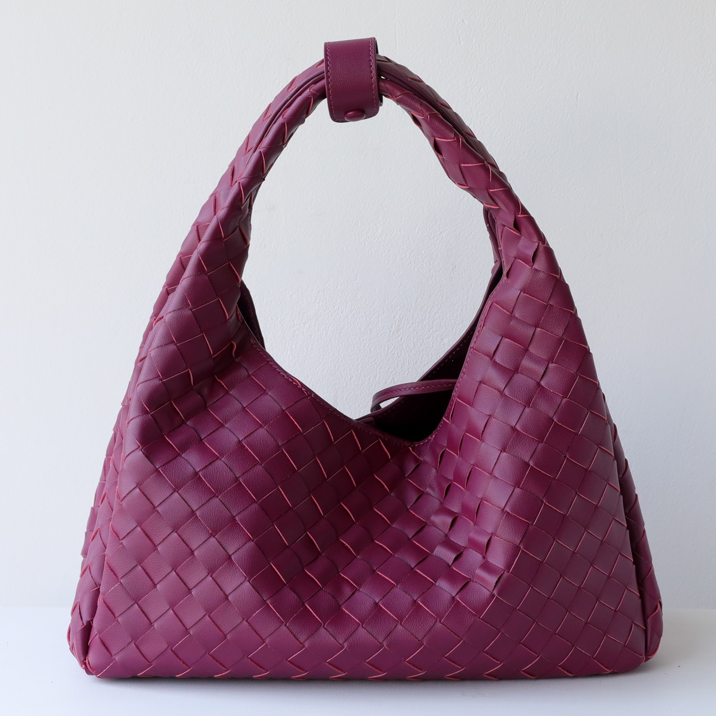 Factory direct sales of European and American style handmade woven bags, large capacity, underarm shoulder bags, simple and versatile, genuine leather for commuting.