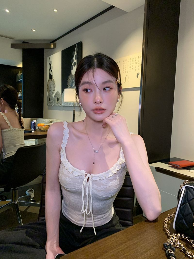 French-style lace-up halter top, new summer style, suitable for wearing alone or as an inner layer, unique design, trendy top.