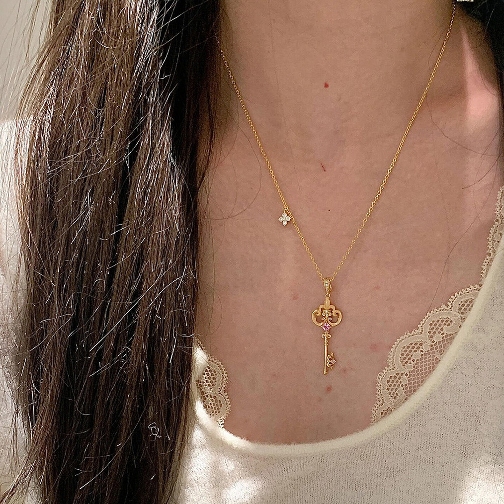S925 Sterling Silver Exquisite Gold Thread Lock Iris Flower Key Pendant Necklace for Women Niche High-End Elegant Versatile