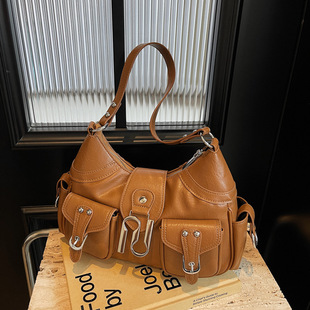 This year's popular personalized small bag women's 2024 new autumn western style small group messenger bag fashion shoulder crescent bag