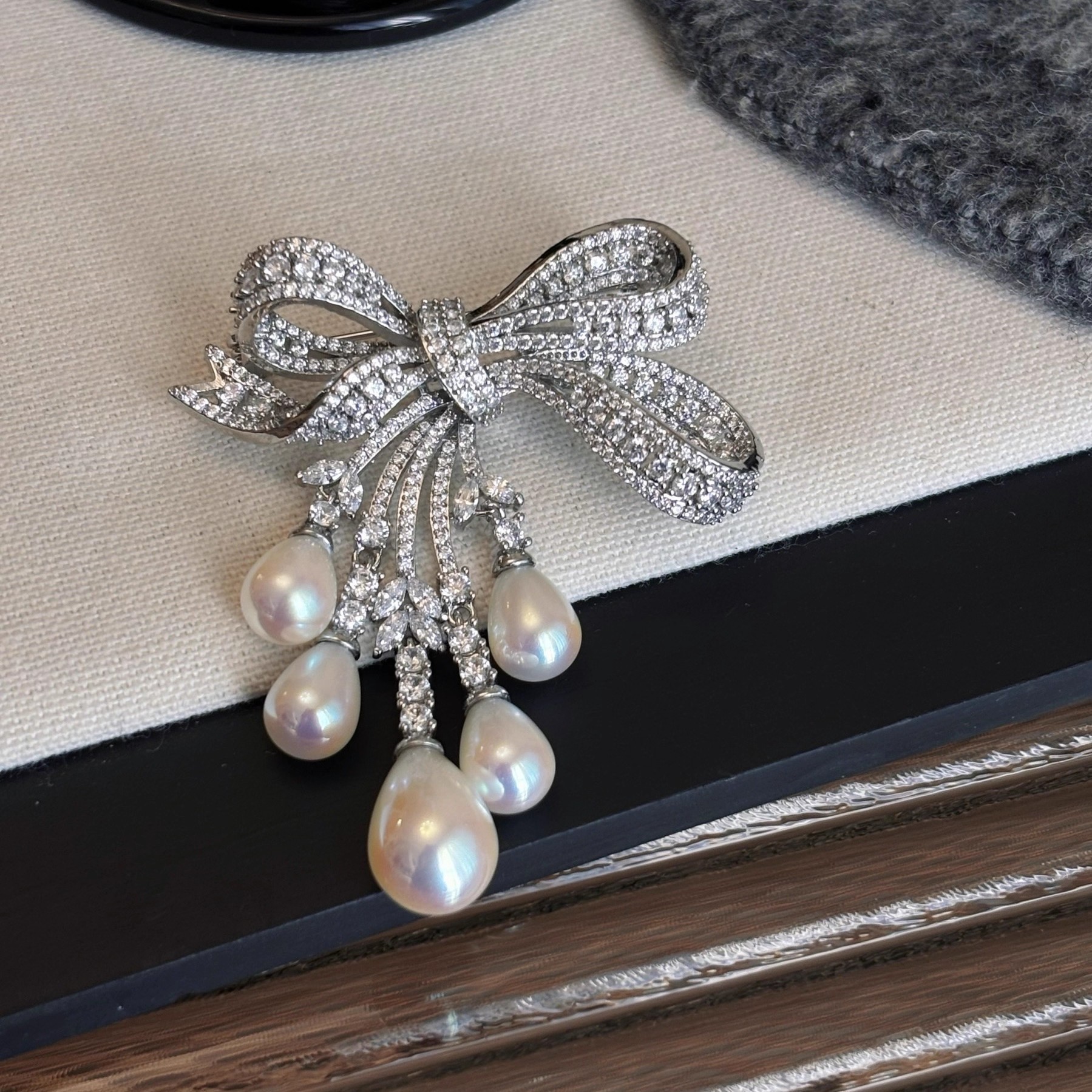 French-Style Light Luxury Full Diamond Bow Brooch, Fashionable and Luxurious Pearl Pin, Versatile and Elegant Coat Brooch
