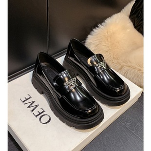 [sheii Su Yinyin] first seen in autumn ~ round toe triangle logo platform loafers leather shoes