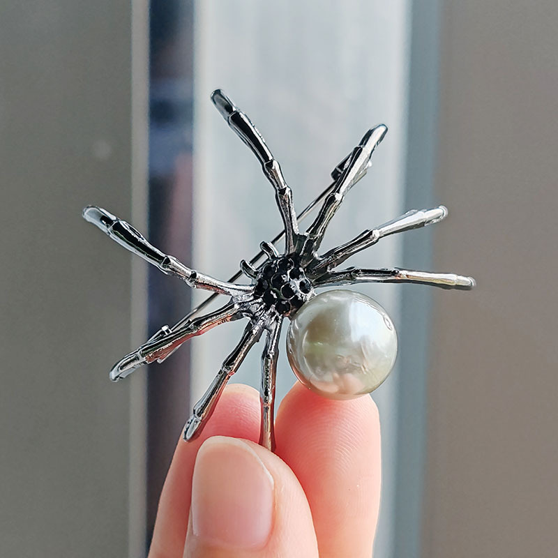 Korean Personalized Black Spider Rhinestone Brooch Metal Female Corsage Retro Accessories Jewelry Wholesale Halloween