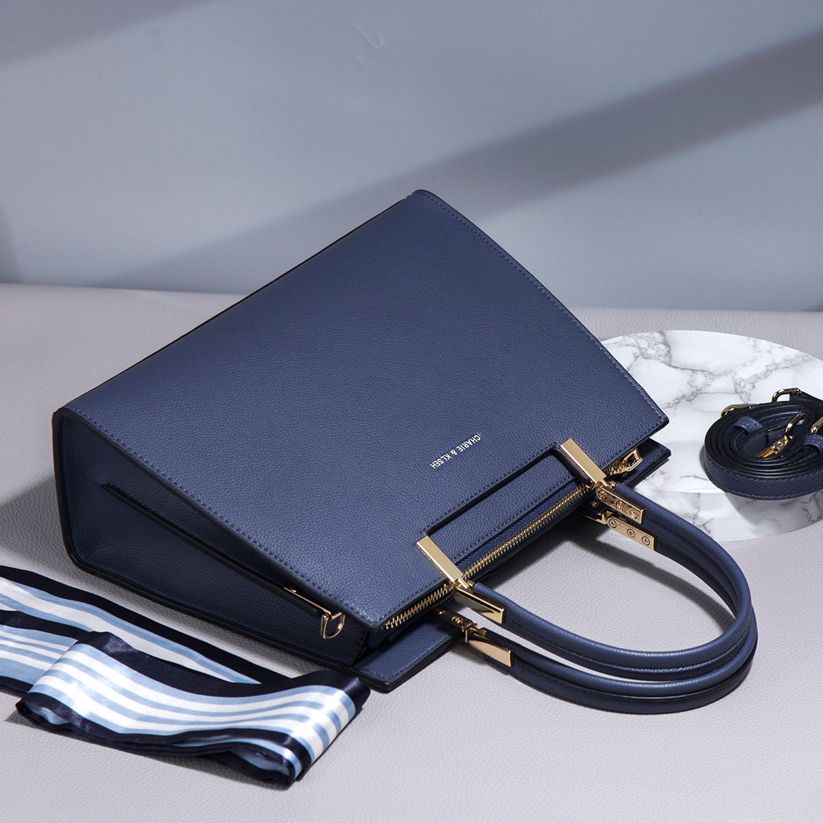 Mother's Day gift for mom: a new 2026 style women's handbag, elegant and spacious, suitable for middle-aged women.