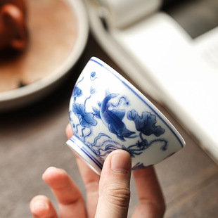 Master Cup Tea Cup hand painted blue and white fish play Tianxin Cup Chinese ceramic kung fu tea set single tea cup tea cup