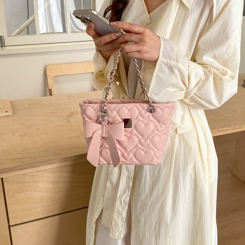 Popular Spring/Summer 2026 Women's Handbags: Stylish and Versatile Crossbody Bags, Trendy and Unique Embroidered Bucket Bags