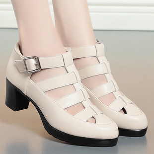 Closed toe sandals women's summer 2023 new chunky heel hollow woven women's Roman shoes middle-aged and elderly women's shoes with buckle