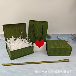 Большая парфюмерная подарочная коробка зеленая губная помада